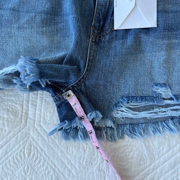 Kancan Isabelle High Rise Distressed Raw Hem Shorts Medium NWT - Picture 5 of 6
